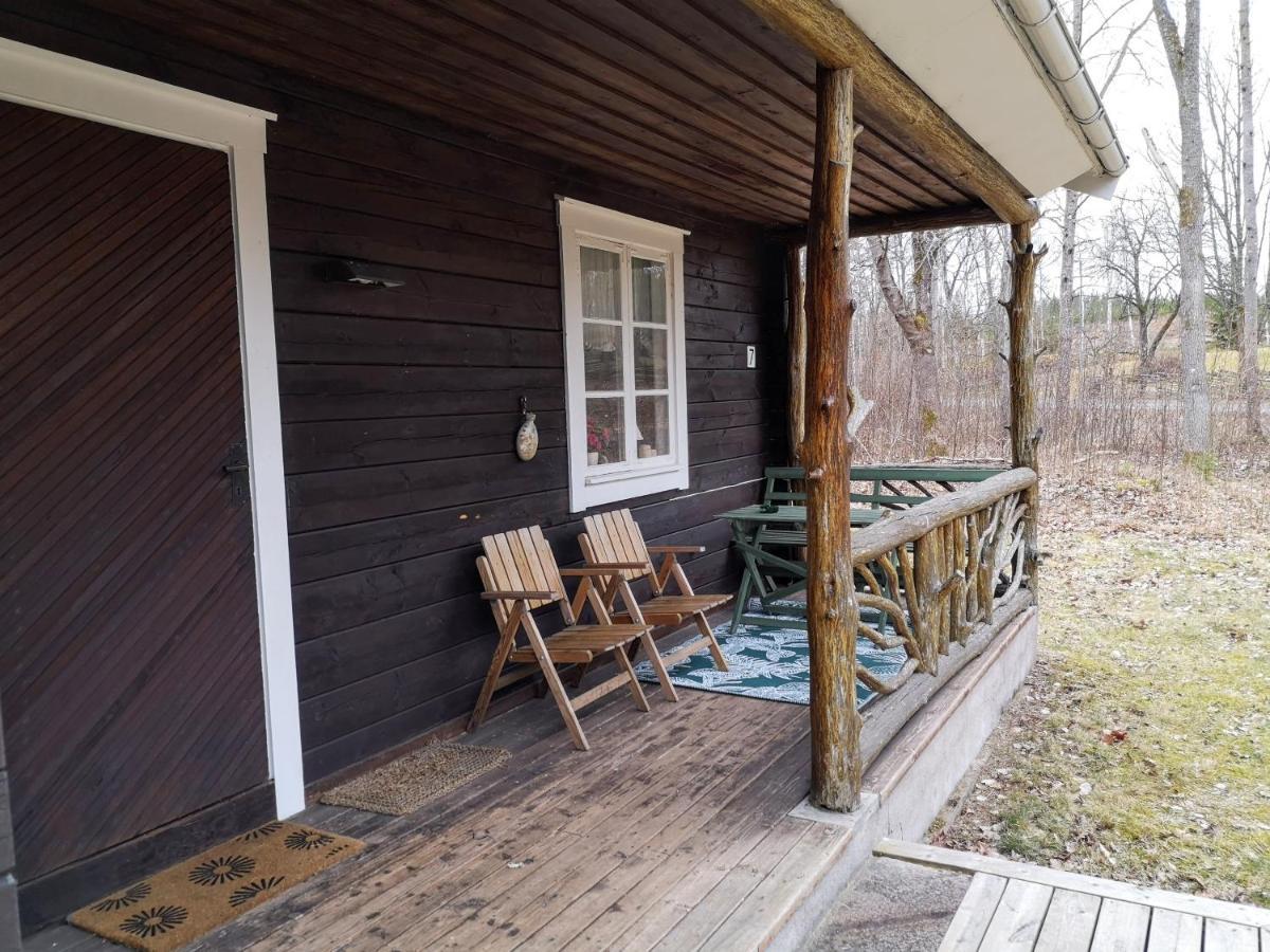 Mysig Stuga Med Oeppen Spis Och Uteplats Fröseke Exterior foto